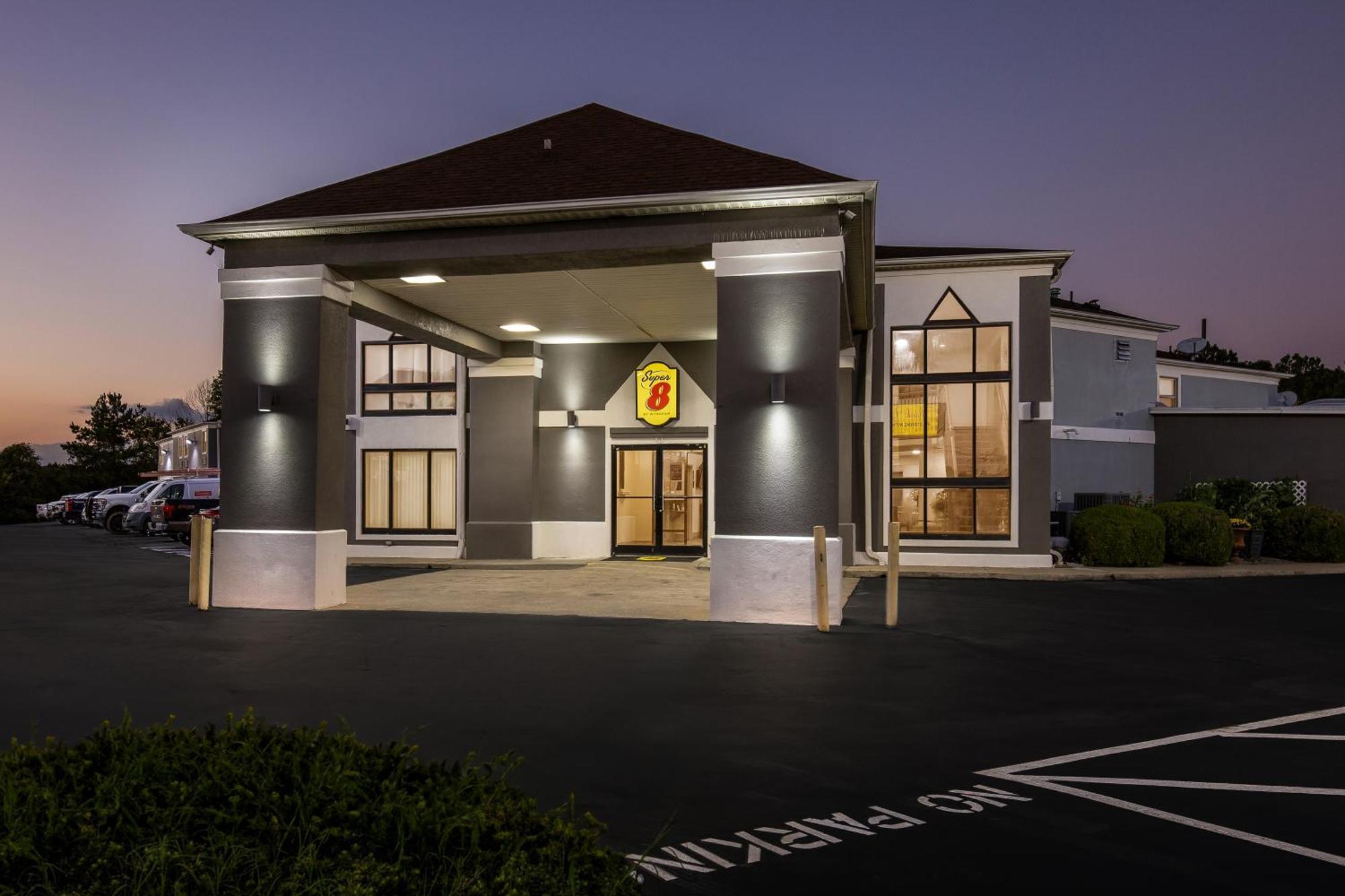Super 8 By Wyndham Dickson
