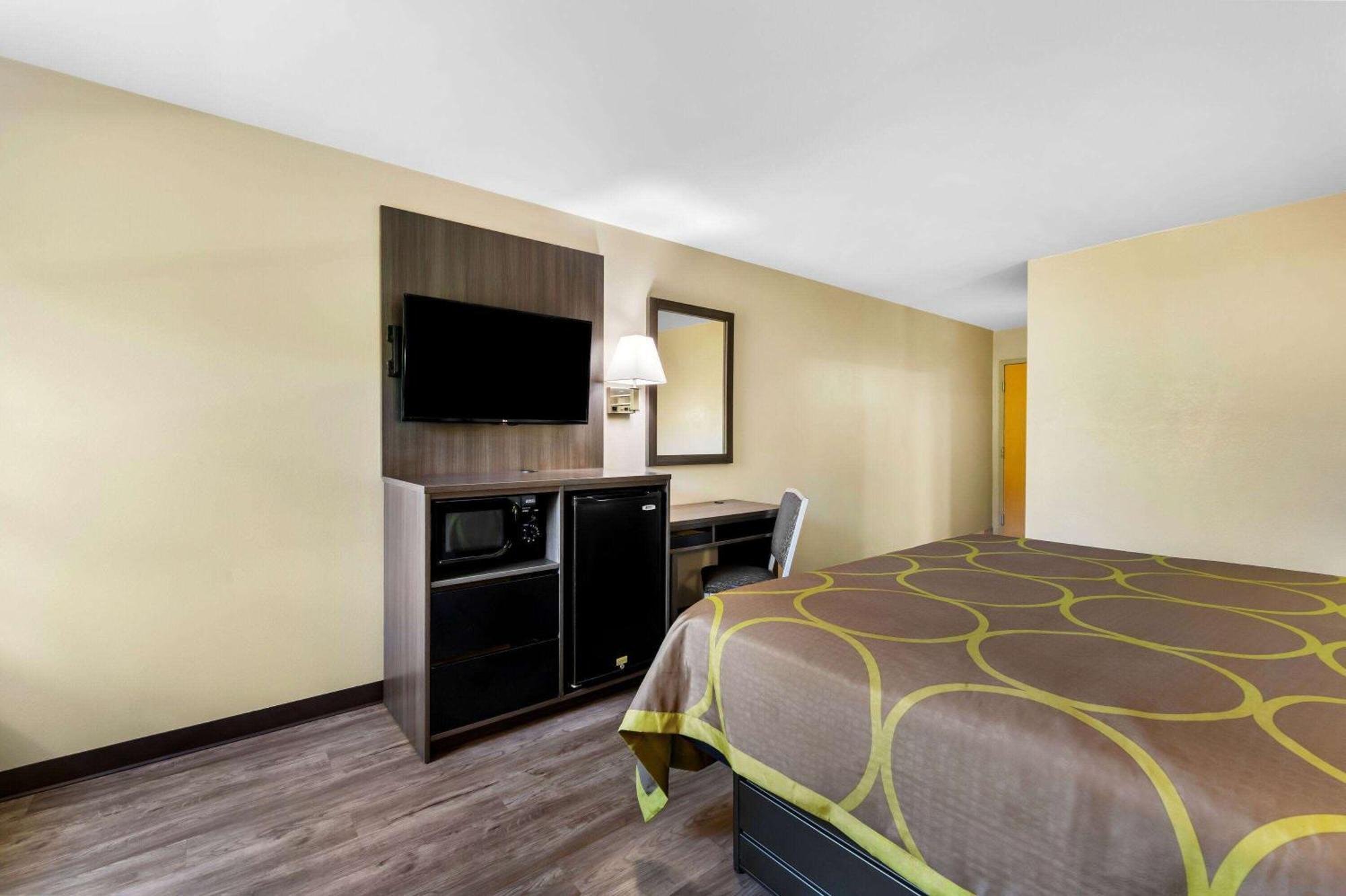 Super 8 By Wyndham Hotel 2*