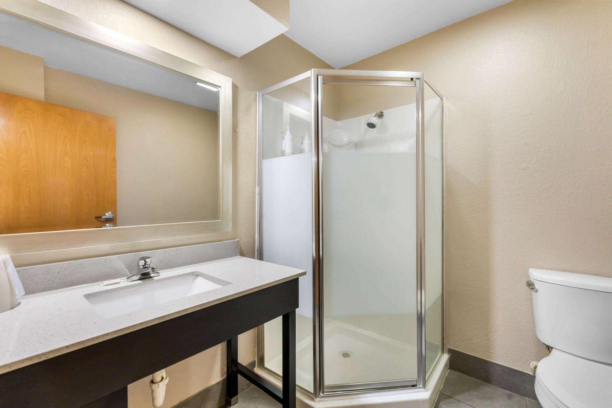 Hotel Super 8 By Wyndham 2*