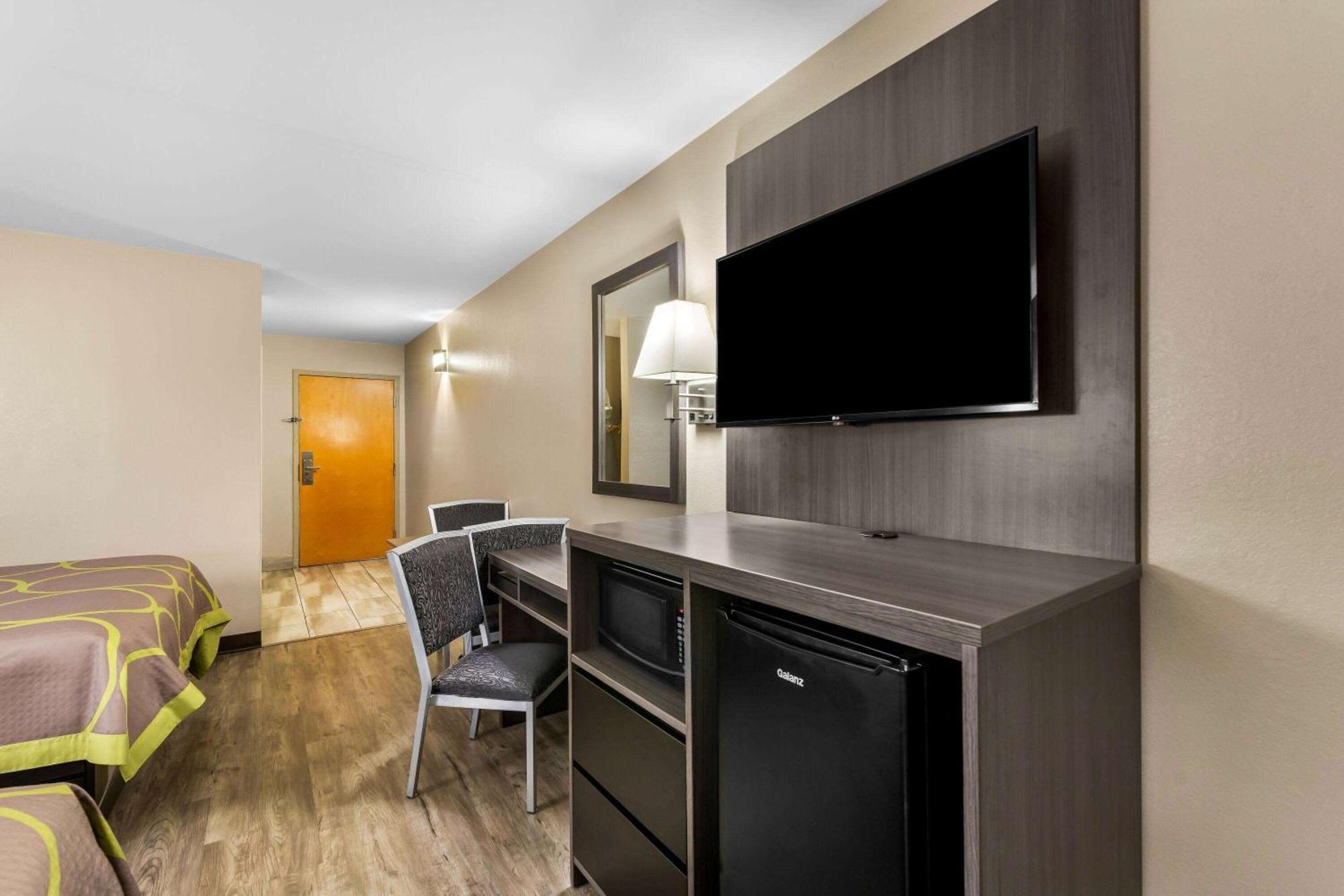 Super 8 By Wyndham Hotel 2*