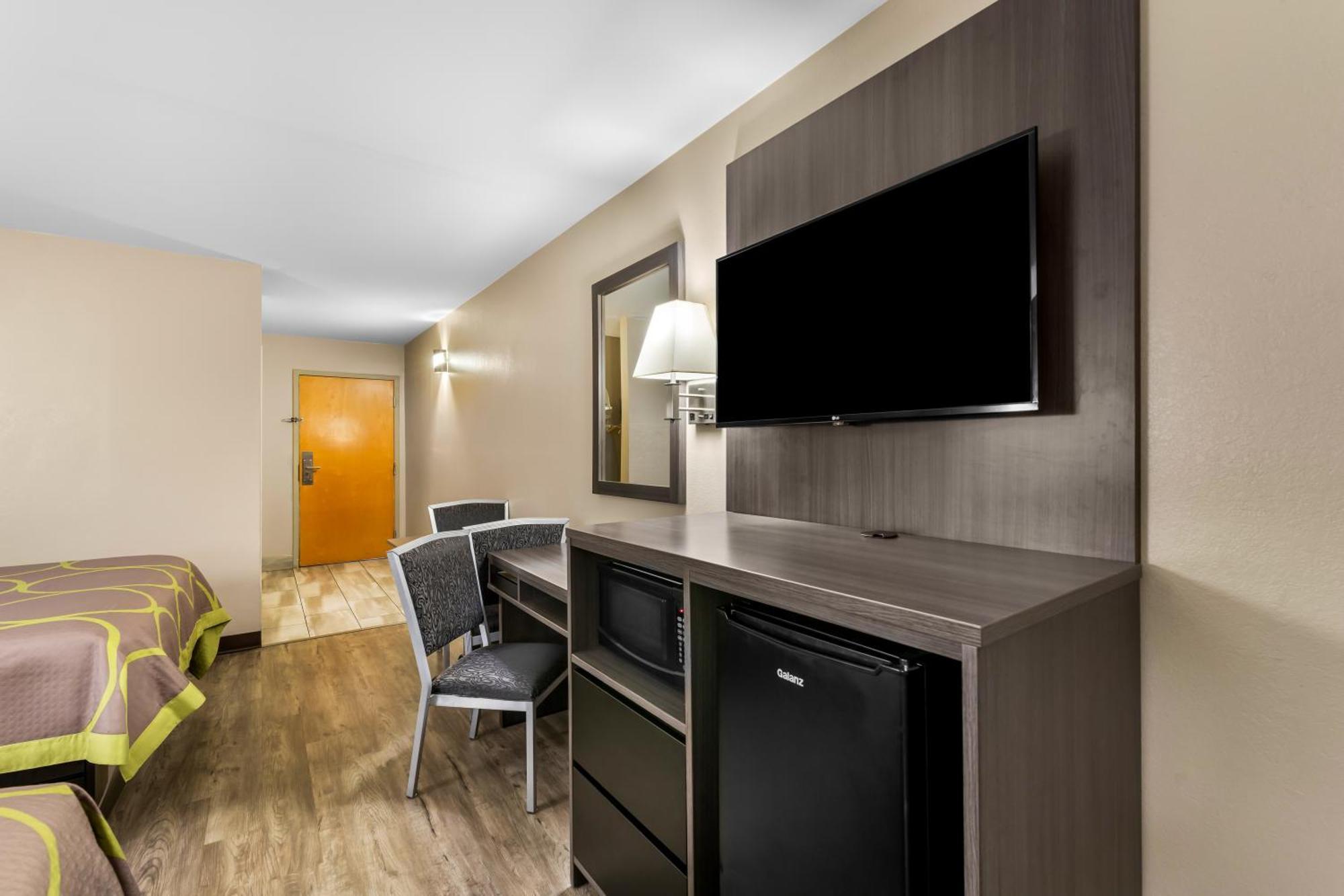 Super 8 By Wyndham Hotel